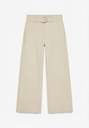 Beige vide bukser med høyt liv, sydde sidelommer, beltestropper og et matchende stoffbelte med sølvfarget D-ring-spenne.