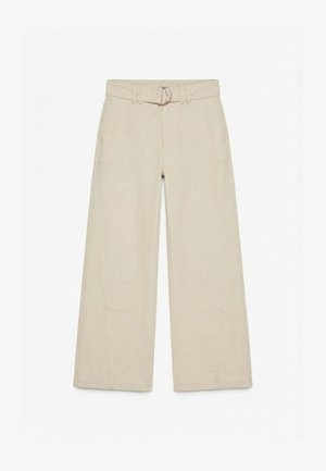 Beige vide bukser med høyt liv, sydde sidelommer, beltestropper og et matchende stoffbelte med sølvfarget D-ring-spenne.