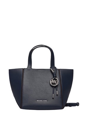 Borsa a mano in pelle blu scuro Michael Kors con due manici, charm con logo e tracolla laterale regolabile su sfondo bianco.