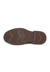Suela de zapato de goma marrón con un patrón de textura en relieve, que presenta líneas horizontales y estrías angulares en las áreas del talón y la bola.