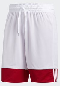 Shorts de sport blancs avec une partie inférieure rouge, en tissu en maille, avec une taille élastique et un cordon de serrage ; présentent trois rayures blanches sur un côté.