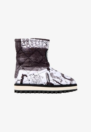 Botte d'hiver matelassée mi-hauteur avec un motif graffiti abstrait noir et blanc et une semelle épaisse rainurée pour une meilleure traction.