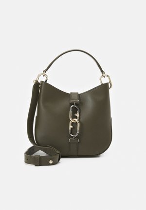 Olijfgroene leren handtas met een ronde vorm, een bovenhandvat, een afneembare schouderriem en een opvallende zilveren/gouden kettingaccent aan de voorkant.