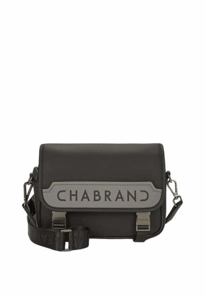 Sac bandoulière noir avec une texture lisse, doté d'un panneau gris arborant le logo "CHABRAND", de quincaillerie en argent et d'une sangle réglable.