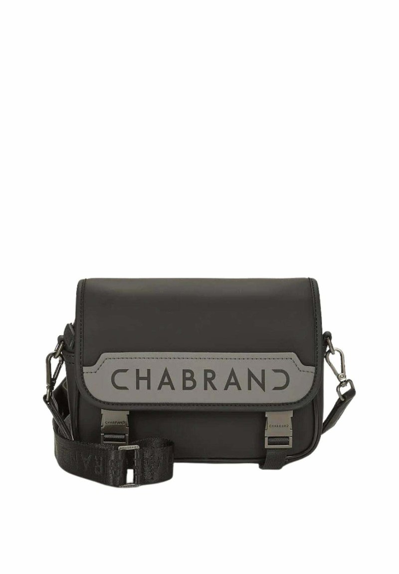Schwarze Umhängetasche mit glatter Textur, versehen mit einem grauen Panel mit "CHABRAND"-Logo, silbernem Beschlägen und verstellbarem Tragegurt.