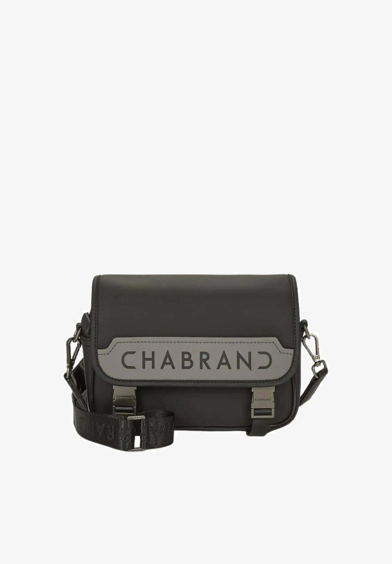 Borsa a tracolla nera con una texture liscia, caratterizzata da un pannello grigio con il logo "CHABRAND", hardware argentato e tracolla regolabile.