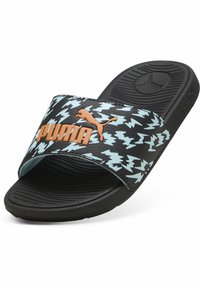 Saboți negre cu talpă plată, având o curea căptușită cu un model în zigzag de culoare bleu deschis și un logo portocaliu "PUMA". Talpa din cauciuc texturată oferă aderență.