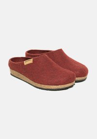 Red felt clogs with a cork sole, featuring a rounded toe, an open back, and a small label with "Gottstein" on the side.