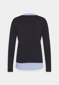 Maglione nero con maniche lunghe e colletto a righe blu e bianche, presenta un look sovrapposto all'orlo. Texture liscia, design casual.