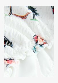 Selectat, red green tropical