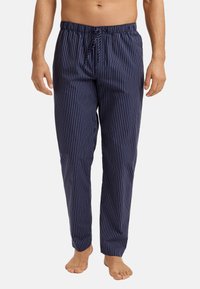 Marineblauwe pyjamabroek met smalle witte verticale strepen, elastische tailleband met koord, zachte stof, ontspannen pasvorm en omgeslagen enkels.