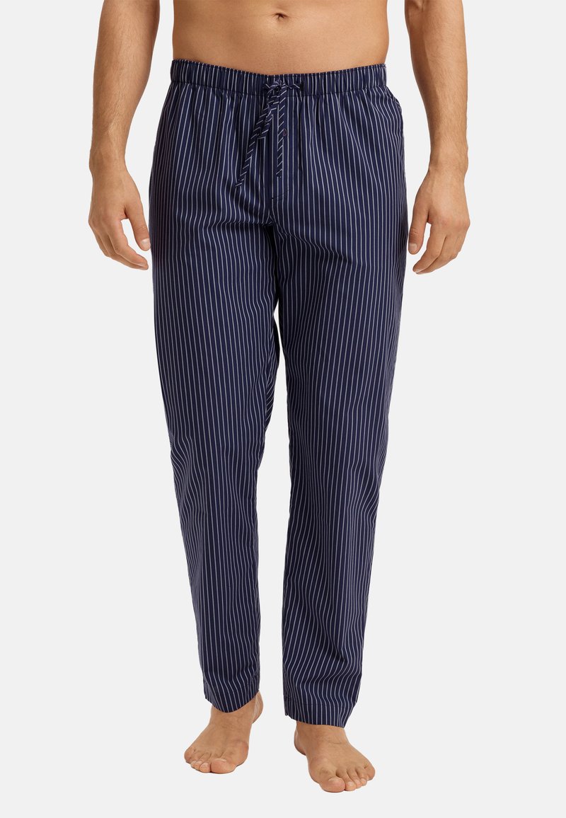 Marineblauwe pyjamabroek met smalle witte verticale strepen, elastische tailleband met koord, zachte stof, ontspannen pasvorm en omgeslagen enkels.