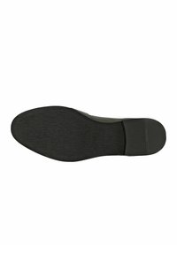 Zool van een zwarte dresschoen met een gestructureerde rubberen hak en een gladde voorkant, ontworpen voor formele kleding.
