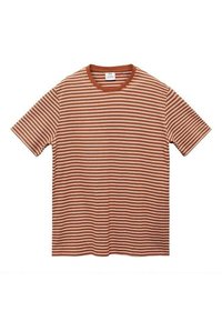 Camiseta de manga corta a rayas en color óxido y crema, con cuello redondo y un corte relajado. Tejido de algodón suave con líneas horizontales.