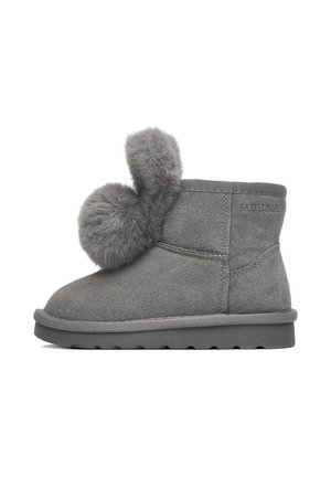 Grauer Wildleder-Stiefelette mit einem großen Pelzpompon als Akzent. Abgerundete Spitze, flache Gummisohle und kontrastierender, strukturierter Besatz entlang der Oberkante.