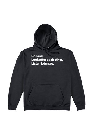 Sort hættejakke med kængurulomme. Har hvid tekst: "Vær venlig. Tag dig af hinanden. Lyt til junglen." Standard hætte med snor.