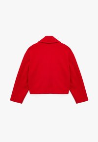 Rød cropped jakke med en spidse krave, brede ærmer og en glat uldtekstur. Har et rent, minimalistisk bagdesign uden udsmykning.