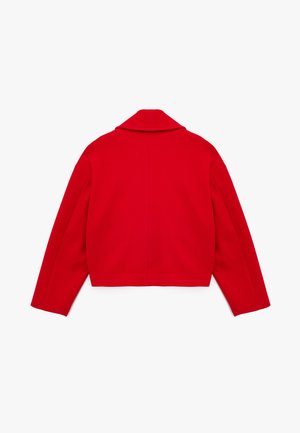 Veste rouge courte avec un col à revers, des manches larges et une texture en laine lisse. Présente un design arrière épuré et minimaliste sans embellissements.