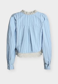 Světle modrá halenka s dlouhými rukávy, svislými pruhy, přední sklady, krajkový lem na límci a lemu a zapínání na knoflíky na manžetách.