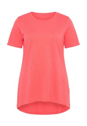 Maglietta da donna a maniche corte color corallo rosa con scollo tondo e orlo posteriore leggermente più lungo, mostrata su sfondo bianco.