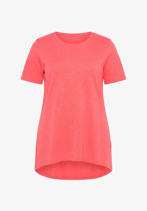 Camiseta de mujer de manga corta en coral rosa con cuello redondo y dobladillo trasero ligeramente más largo, mostrada sobre fondo blanco.