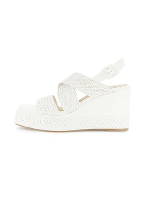 Biała sandałka na koturnie z plecionymi paskami skrzyżowanymi i regulowaną klamrą na kostce, z teksturowaną podeszwą na platformie.