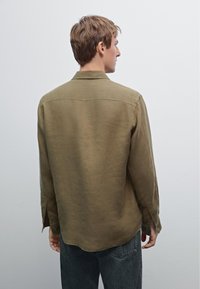 Massimo Dutti REGULAR FIT WITH POCKET DETAIL - Shirt - dark green