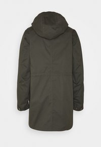 Dunkelgrüne Parka-Jacke mit Kapuze, verfügt über eine glatte Textur, lange Ärmel und Druckknöpfe an den Ärmelöffnungen.