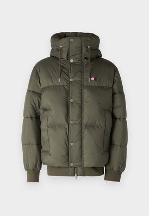 Oliven grønn pufferjakke med høy krage, frontknapper og elastiske mansjetter. Har et lite logo-patch på brystet. Glatt tekstur.