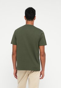 Olijfgroene katoenen t-shirt met korte mouwen, ronde halslijn en een relaxte pasvorm. Heeft een gladde textuur en een minimalistisch ontwerp.