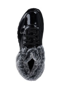 Zapato de charol negro con punta redonda y suela gruesa, que presenta un cuello de piel sintética gris y cordones negros.