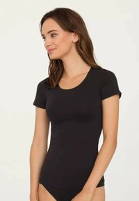 Czarny top krótki rękaw z okrągłym dekoltem, wykonany z gładkiego materiału. Dopasowany krój z bezszwowymi bokami i miękką teksturą.