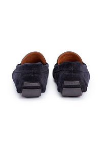 Sorte suede loafers med en glat tekstur, læderforing og gummisåler, der har minimal syning og prægede brandlogo på hælen.
