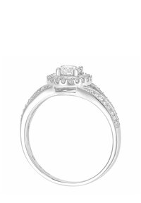 Srebrna obrączka z centralnym kwadratowym diamentem, otoczonym mniejszymi kamieniami wzdłuż obręczy, o gładkim wypolerowanym wykończeniu i falistych detalach.