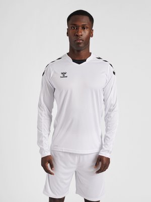 Witte lange mouwen voetbalshirt gemaakt van lichtgewicht stof, met een V-hals, zwarte accenten op de schouders en bijpassende shorts.