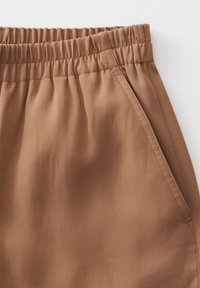 someday. MID RISE COMFORT WAISTBAND - Pantaloni - brown sugar