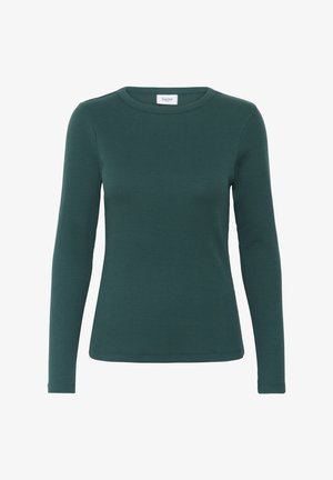 Ilgas rankovės apvalios kaklo marškinėliai, pagaminti iš miško žalios spalvos riboto audinio, pasižymintys prigludusia siluetu ir minkšta tekstūra, be matomų puošmenų.