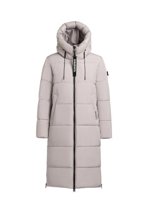 Cappotto lungo imbottito di colore grigio chiaro con colletto alto, chiusura a zip e cappuccio regolabile. Presenta tasche laterali e un logo a contrasto sulla zip.