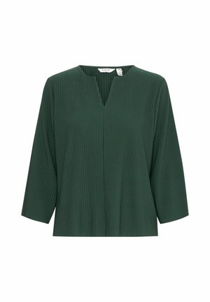 Blusa verde acanalada con escote en V y mangas tres cuartos. Textura suave, corte holgado y diseño minimalista sin acentos adicionales.