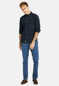 Timberland SARGENT LAKE STRETCH TWILL - Pantalones chinos - dark denim