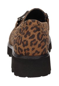 Bruine suède schoen met luipaardprint, platte zwarte zool, stevige constructie en een achterband voor gemakkelijk aan- en uittrekken. Toont minimale stikseldetails.