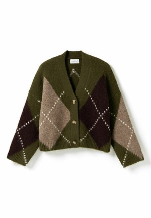Cardigan vert avec un grand motif losanges beige et brun foncé, boutonné devant et manches longues.