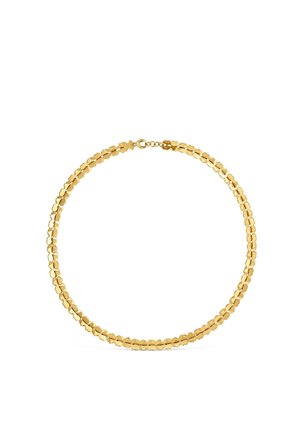 Collar de cadena de oro con pequeños eslabones planos en forma de corazón y un cierre de anilla con muelle sobre fondo blanco.