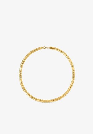 Collar de cadena de oro con pequeños eslabones planos en forma de corazón y un cierre de anilla con muelle sobre fondo blanco.