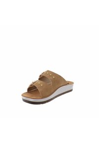 Sandali aperti in suede marrone con design a fori e borchie dorate. Presentano una suola a zeppa con intersuola bianca e suola esterna marrone testurizzata.