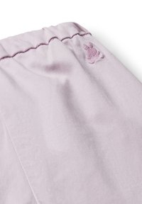 Lichtpaars stof met een zachte textuur, voorzien van een elastische tailleband en een geborduurd konijndetail aan de zijkant.