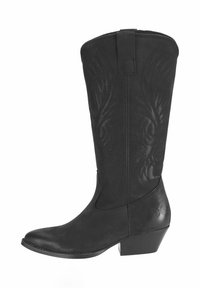 Bota vaquera de cuero negro con intrincados diseños florales en relieve, puntera afilada, tacón bajo y apilado, y textura suave.