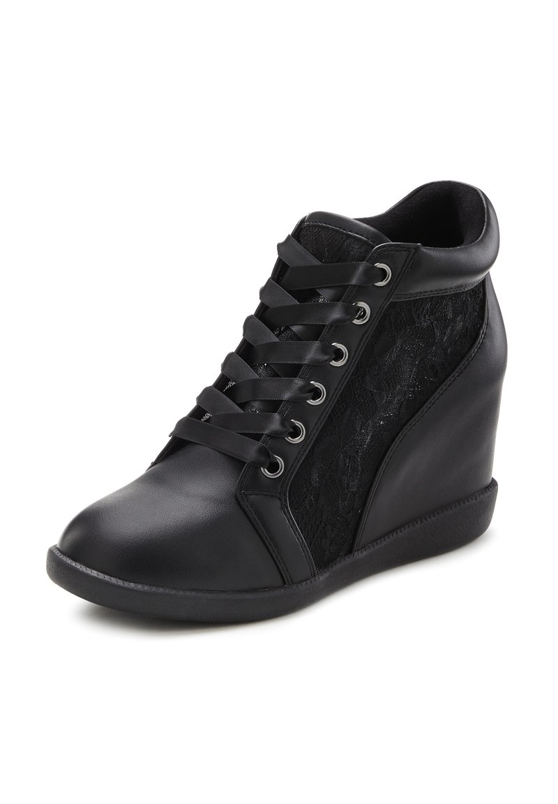Schwarze Wedge-Sneaker mit einem glatten Lederobermaterial, Schnürfront und Schnürdetails an den Seiten. Mit Gummisohle und abgerundeter Zehenpartie.