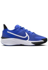 Blaue Sportschuhe mit einer strukturierten Oberseite, weißem Swoosh-Logo, schwarzem Fersenbereich und weißer Zwischensohle, ausgestattet mit einer strapazierfähigen Gummisohle.