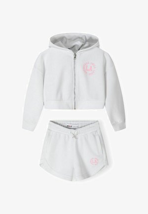 Bela bombažna kapuca z zadrgo, krojena zasnova in roza krožni logotip; ujemajoče se bele kratke hlače z elastiko v pasu in podrobnostmi z logotipom.